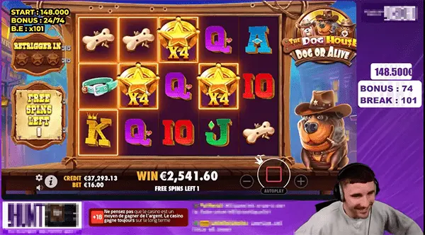 Bidule célébrant une victoire sur une machine à sous